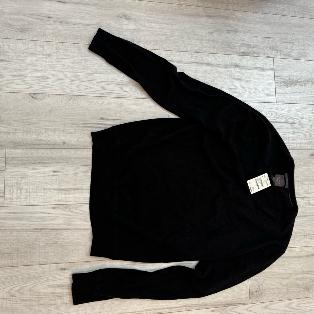 Brand new men’s cashmere v-neck sweater from Nordstrom’s.